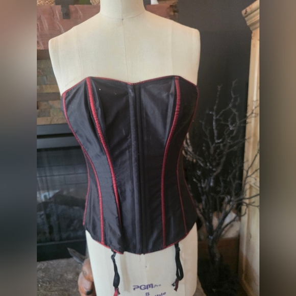 Elegant Black and Red Women's Skirt - Picture 1 of 3